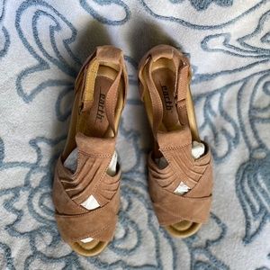 *New* Earth Brand Women's Curvet Wedge Heel Sandals